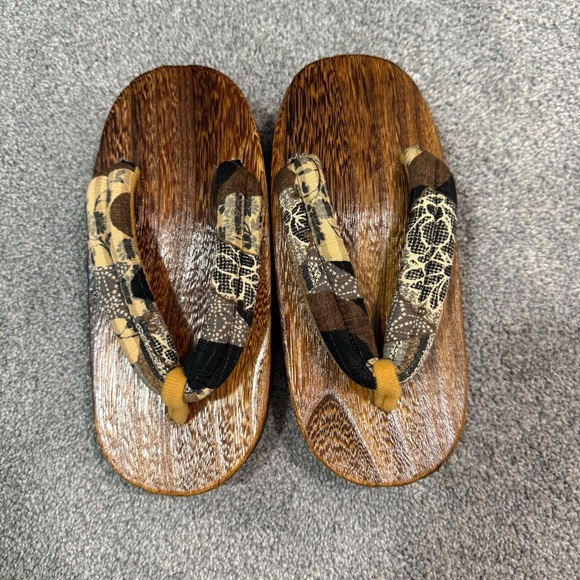 NWOT Japanese Traditional Women’s Wooden Sandals Floral Prints Straps Size 6-7 - Picture 1 of 5